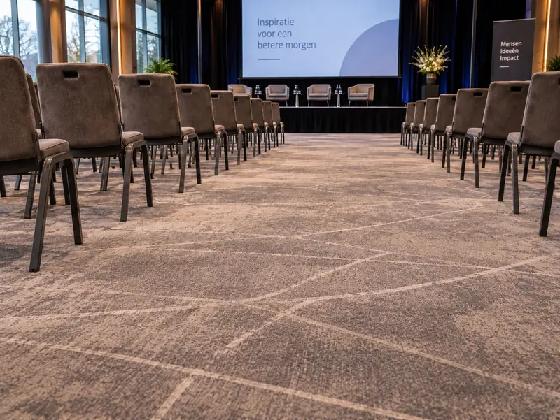 Gereinigd tapijt in een congreszaal