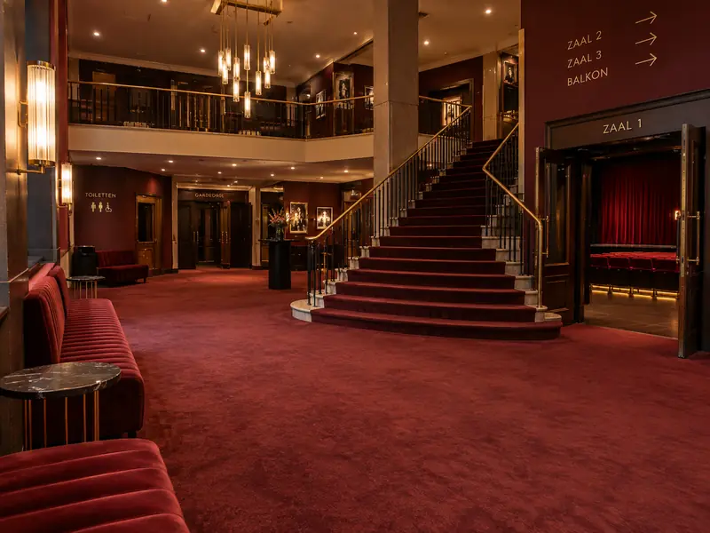 Beklede trap in een theaterfoyer