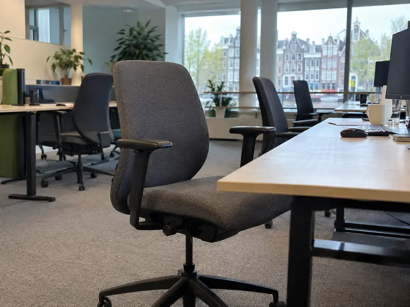 Werkplekken met gestoffeerde bureaustoelen